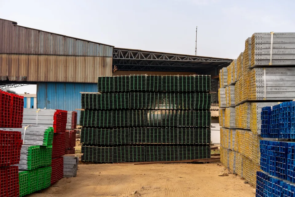 Chủ cửa hàng và nhân viên tại kho